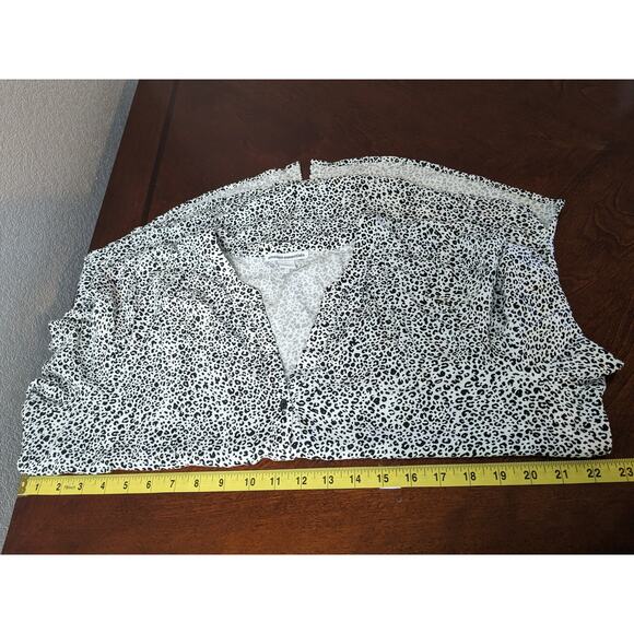 Amazon Essentials Animal Print Blouse Large Black White Button Front V Neck Work - Picture 6 of 9